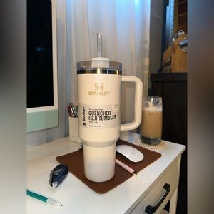 Hearth and Hand Magnolia 40 oz Stanley